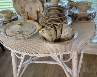 ROUND WICKER TABLE
