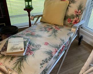 VINTAGE CHAISE