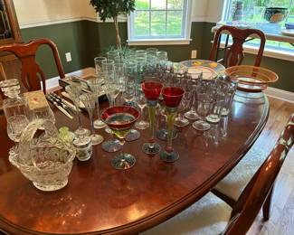 Dining Room Table with 5 Chairs and 2 leaves (2 Captains chairs)