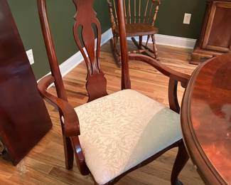 Dining Room Table with 5 Chairs and 2 leaves (2 Captains chairs)