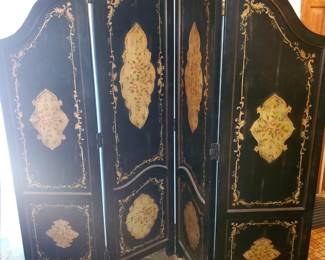 This screen peaks at 6' and is in excellent condition