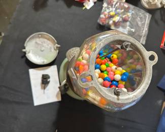 All Original! Vintage Columbus Vendor Gumball Machine with keys!