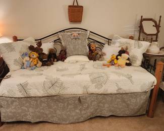 Day Bed (Excellent Condition)