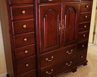 Pennsylvania House Co. Solid Cherry Dresser/Cabinet w/ Mirror (the two sides that look like drawers are actually cabinets that open all together)