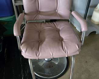 VTG Pink Barber Chair.  In GREAT condition.  Pump works good swivels easily!  We have everything you would need to start your own business.  See more pictures!
