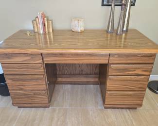 VTG Desk, in like new condition
