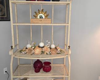 Bakers Rack matches Table with 6 Chairs