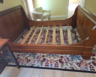 Queen sleigh Bed
