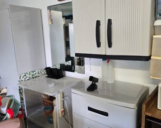 Cosmetology station without sink