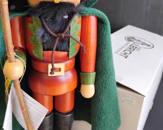 SH773VUlbricht Nutcracker Nature
