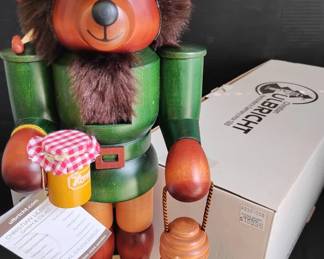 SH775Ulbricht Nutcracker Bee Keeper 