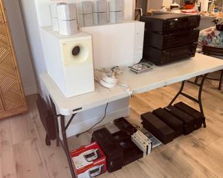 Stereo equipment with speakers and sub woofer