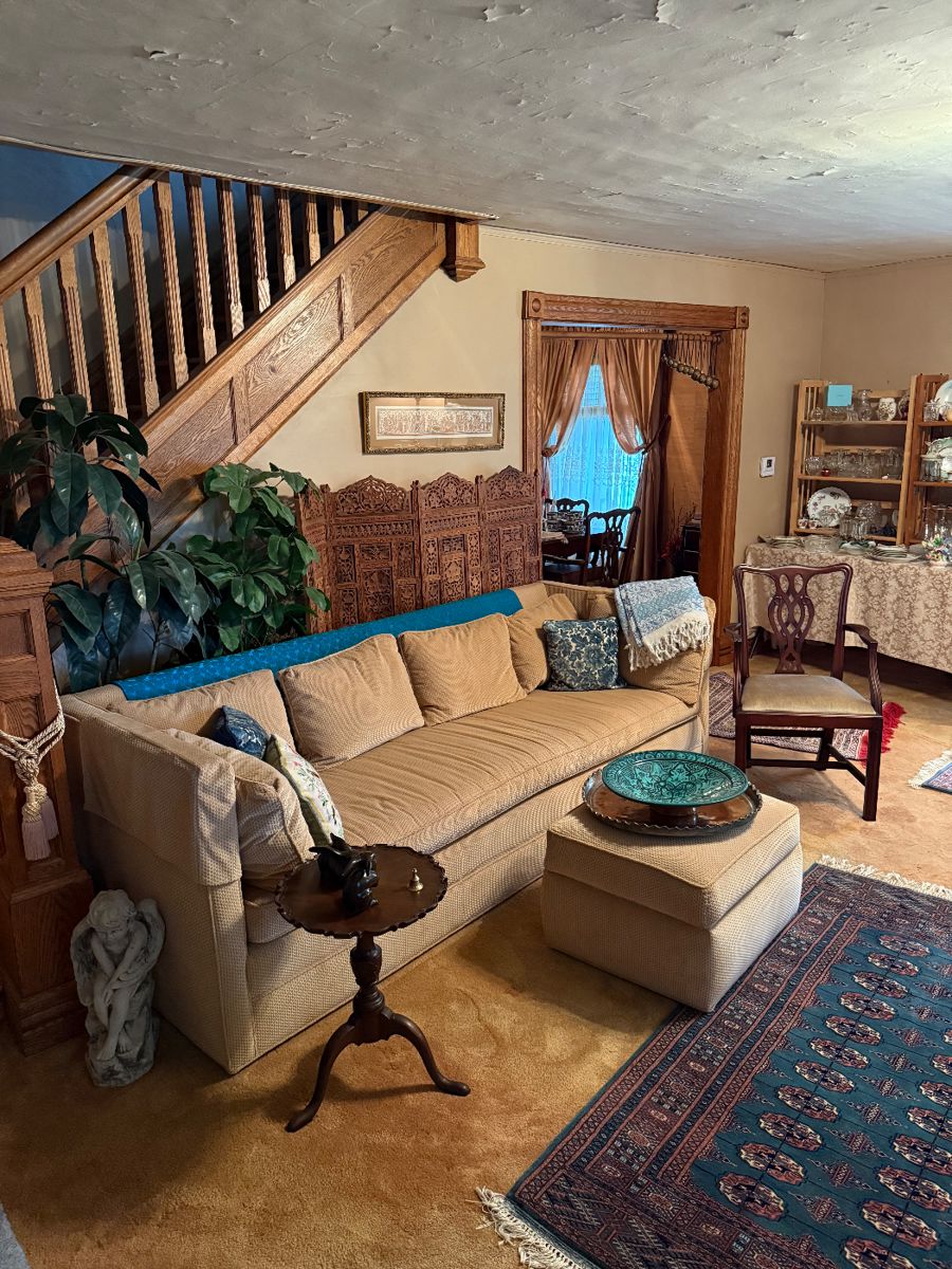 Formal Living Room 
Sofa
Pie crust table