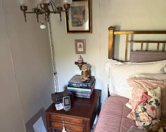 Bedroom 1
End table
Books
Ceiling light