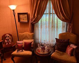 Parlor
Arm chairs
Crystal decanters 