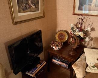 Parlor
Cat prints
End table 
Tv