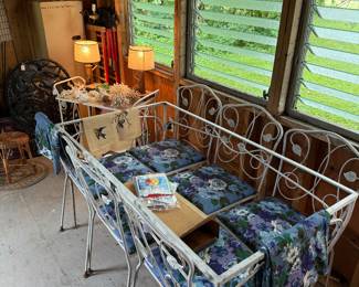 She-shed
Metal table/chairs