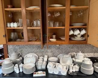 Kitchen
Classic dot dish sets/split into 2 sets