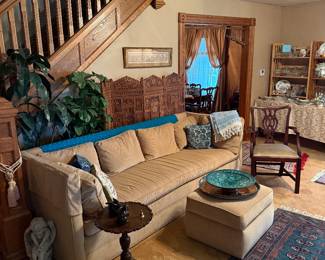 Formal Living Room
Sofa
Pie crust table