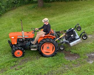 Garage
Kubota tractor w/ mowing deck
L185DT double traction, diesel
Douglas mowing deck