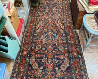 Studio
Long runner