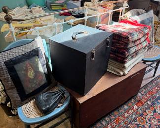 Studio
Wooden trunk
Chairs
Wool blankets