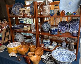 Family Room
Burl bowls
Blue/white pieces
Paper weights
Pottery
Foo dogs
