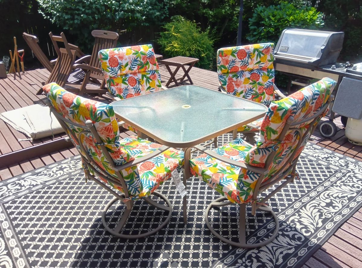 outdoor table and chairs