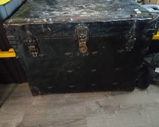 Antique trunk3X4