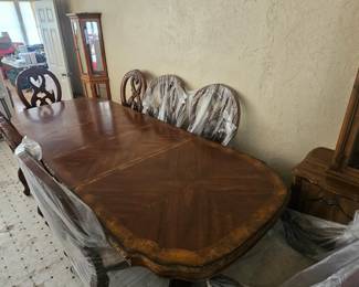 Larger kitchen table with 8 chairs and 2 leafs