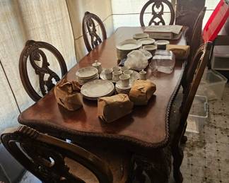 Large kitchen table with 6 chairs and 2 leafs 