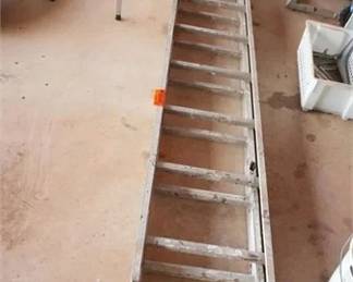 Aluminum extension ladder