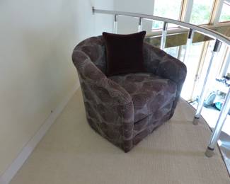 Accent swivel chair