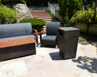 Outdoor covered garbage pail