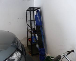 Metal shelving, ski's