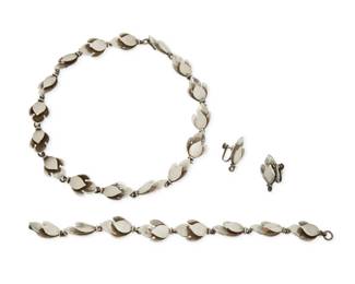 358
A set of Mexican sterling silver jewelry
Mid-20th century
Each marked: Sterling / Made in Mexico / 200 [likely design number]
Three works comprising a sterling silver leaf-form link necklace together with a matching bracelet and pair of earrings, 4 pieces
Necklace: 15.75" L x 0.625" H; bracelet: 8" L x 0.625" H; earrings: 1" H
78.8 grams gross
Estimate: $200 - $400