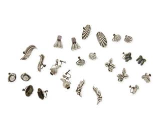 370
A group of Mexican silver and hardstone earrings
Mid-20th century
Most variously marked for maker, for Mexico and for sterling; further variously marked: [Eagle 15]
Twelve pairs of earrings in sterling silver, and various stones including amethyst, obsidian and greenstone inlay, featuring designs by Hector Aguilar, William Spratling, Fred Davis, Margot de Taxco, Los Castillo/Mosaico Azteca, and F. Gutierrez, in various sizes and motifs including feathers, ewers, leaves, and scrollwork motifs, 24 pieces
Largest: 1.75" H; Smallest: 0.75" H
121.8 grams gross
Estimate: $200 - $400