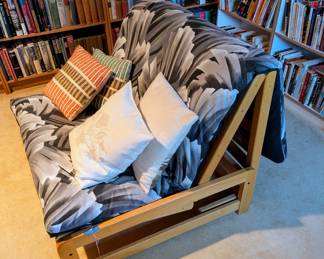 Excellent single futon chairs that fold out to beds 