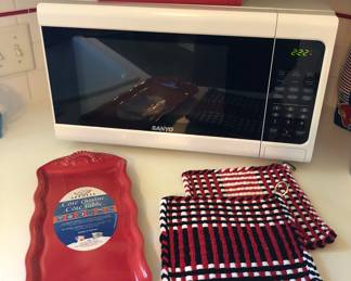 Sanyo microwave (manufactured in 2011 - very clean), red ceramic Appolia tray (France), potholders