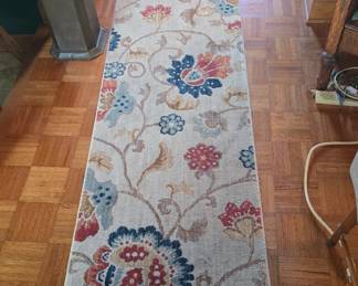 nice area rug with matching runner 