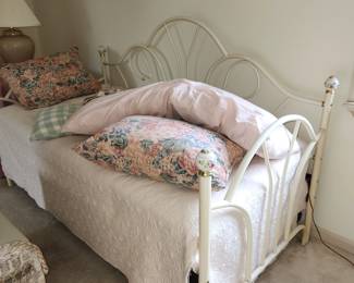 Metal frame day bed/trundle
