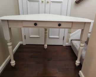 Corner desk