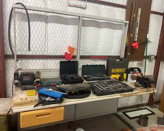 Great work bench, Dewalt, Craftsman and Ryobi tools