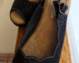 black sandals size 7