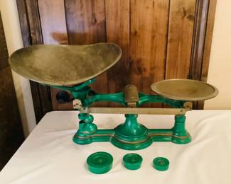 Antiqur Grocery Scale
