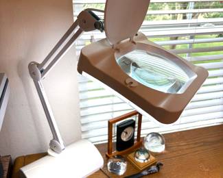 Large magnifier lamp
