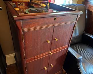 Item #125 1912 Mahogany Victor Record Player&Shelf, First Iteration VV-XIV, No Key, Good Condition, Functional Repaired, 42" 22" 22.5"