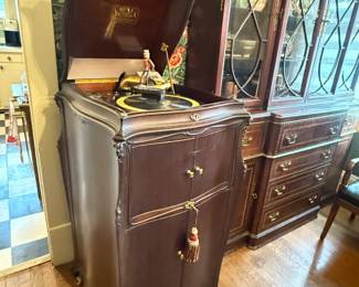 Item #189 Victrola VV-XVII Record Player w/ Key , Pristine Condition, Functional, 48" 21" 23"
