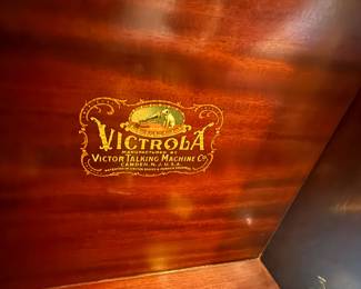 Item #125 1912 Mahogany Victor Record Player&Shelf, First Iteration VV-XIV, No Key, Good Condition, Functional Repaired, 42" 22" 22.5"