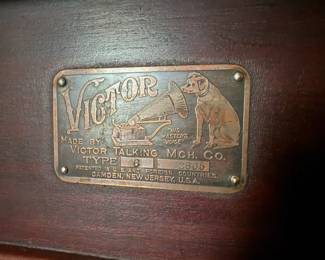 Item #201 1904 Mahogany Victor VI Record Player, Good Condition - Replaced Spring, Repainted Horn